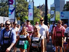 Oktoberfest in the Gardens@Sydney CBD
ハロウィーンパレードの僅か300m離れた所では、別のイベントが開かれています。これはオクトーバーフェスト インザガーデンズ。シドニー最大のコスプレパーティで1万人がドイツの民族衣装を着てパーティします。ヨーロッパ系のオージーにとっては、ハロウィーンよりこちらの方が人気があります。ハロウィンパレードの参加者は1～2000人程でアジア系や日本人が多かったです。
