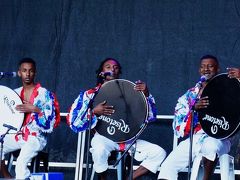 Bastille Festival@Sydney CBD
7月のフランス革命記念日に合わせて、バスティーユフェスティバルが開催されます。3日にわたる大規模なものです。ただシドニーにはフランスらしいものがあまりなく、このショーのミュージシャンもモーリシャス出身です。モーリシャス～デリシャス～♪と軽快な音楽です。
