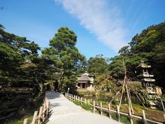 瓢池。右の塔は海石塔。