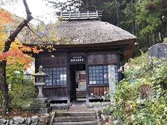 千年以上の歴史を持つ日向見薬師堂。
茅葺屋根のひなびた感じが素敵な由緒あるお堂で、国指定重要文化財です。
