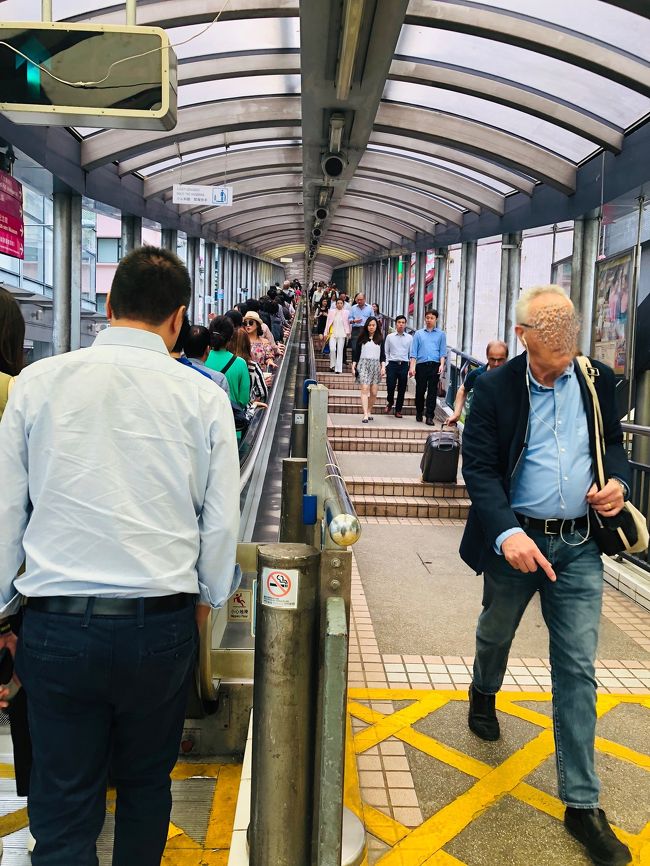 何ヶ所かに分断しながら全長800mあるそうです。<br /> <br />通勤者に合わせて朝の6時～10時は下り。<br />10時20分～24時は上り運行です。