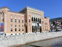 ミリャツカ川沿いに建つ国立図書館（旧市庁舎）