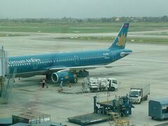 羽田空港から直行便のベトナム航空に搭乗してハノイのノイバイ空港へ。