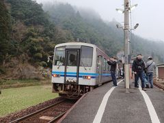 口羽駅です。キハ120の二両編成の車内の中には、廃線を惜しむ鉄道ファンが沢山乗っています。普段からこれくらい乗っていれば廃線にはならなかったのですが……