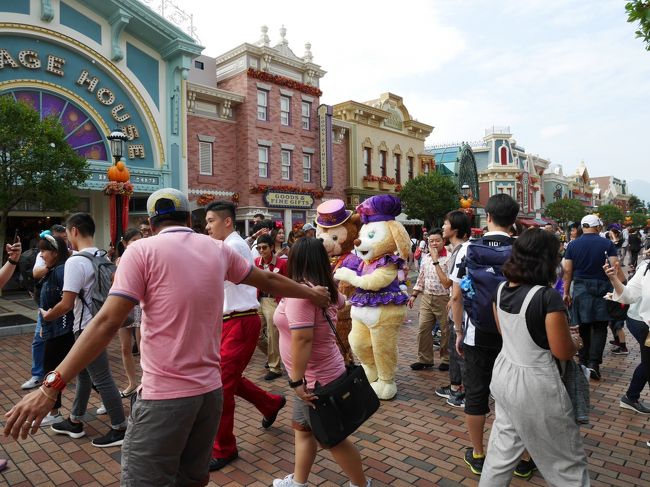 ミキミニが終わると、マイ・ジャーニー・ウィズ・ダッフィーへ。<br /><br />並んでいると、メインストリートを通って、ダッフィーとクッキーが出てきました！<br />クッキーは新しいダッフィーフレンズ（香港のみ）なのですが、かなりの推しを感じました(@_@)