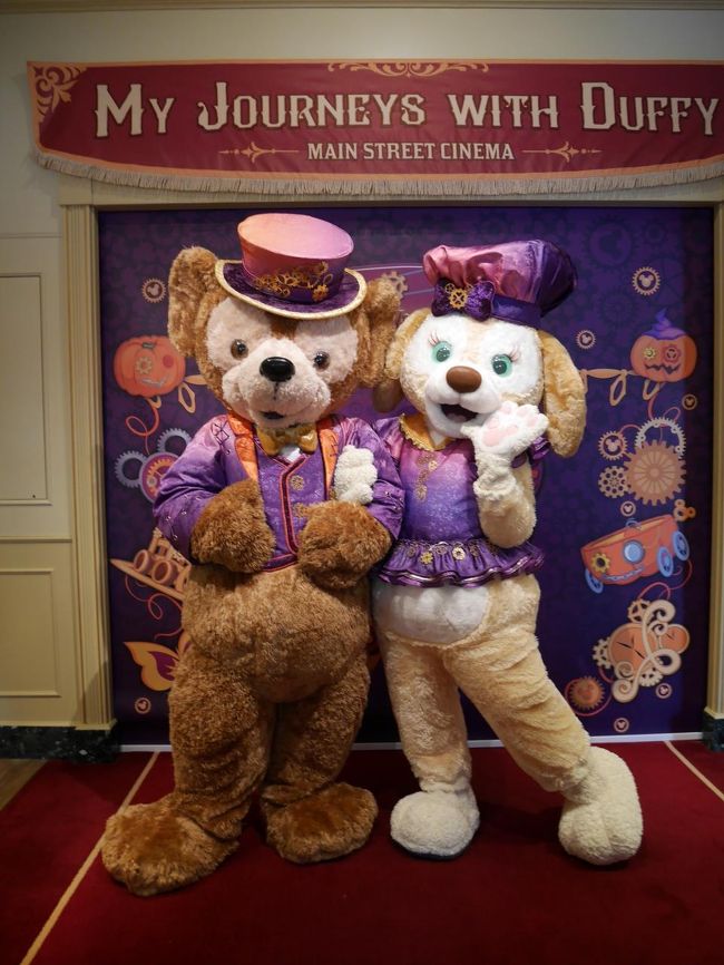 ジャケットをきちっとして写るダッフィー<br />クッキーちゃんの前でかっこつけてる？？(笑)