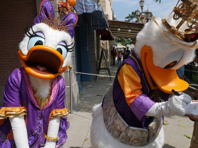 お二人の2ショットが撮りたくて、他の人にサインしているところを待ちました(笑)