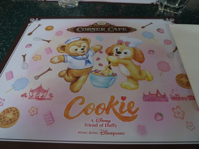 お腹が空いたのでランチはメインストリート・コーナー・カフェに。<br />マットがダッフィーとクッキーです♪