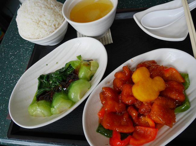 旦那さんは酢豚的なエビチリを注文。<br />パイナップルがミッキー型！<br />HKD198