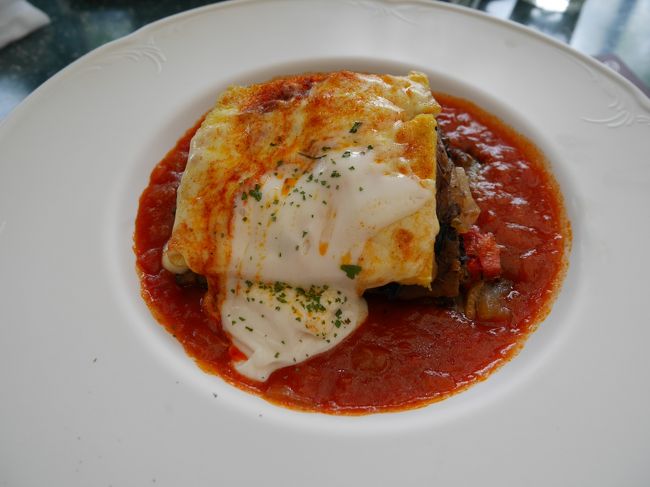 私はグルテンフリーのベジタブルラザニア。<br />HKD162<br /><br />トマトソースは美味しかったですが、量もあるので飽きるお味かなぁ^^;<br /><br />サービス料がかかって、HKD396でした。MAの割引は利きませんでした。<br />