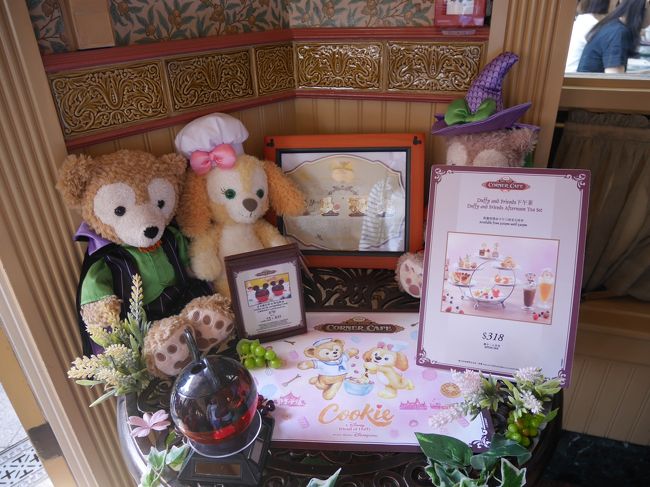 入口にぬいぐるみが。<br /><br />ダッフィーのコスは私も持っているものです。