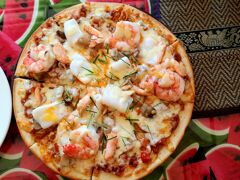 お昼時だったのでランチは「The Cook」というタイ料理とイタリアンのフュージョンレストラン。

注文したのはPizza Seafood Tom Yam。トムヤムスタイルのピザ。