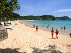 更に南下してNai Harn Beachへ。

行く途中でポリスがバイクを対象に検問していて、国際免許証携帯してたから無問題、と余裕かまして思ってたら、日本の免許も見せろと言うので財布の中を探してたら・・・無い。メイヨー。No!!!　そういやちょっと前に必要だったから財布から抜いて家に置きっぱなしだ！

そんな訳でその場で罰金500バーツ払わされました。あー気分悪い。