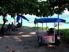 一番南側のRawai Beach。

バイタクの運ちゃんたちが休憩中。いいなぁ、こんなところでのんびり出来るのは。