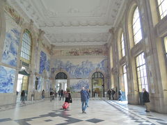 サンベント駅（Saobennto）
1930年に作られた構内の壁を彩る約2万枚のアズレージョ（装飾タイル）ジョアン1世のポルト入城やセウタ攻略など、ポルトガルの歴史を物語るシーンが描かれています。
駅構内のアズレージュは見とれる美しさです。一見の価値があります。