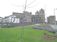 ポルト大聖堂
スロープを歩いて、大聖堂へ行きます。地図では分からないのですが、坂道が多く、複雑な地形になっています。
スロープ手前の石のベンチに座ってちょっと休憩。途中で買ったバカリャウ(塩漬け干しタラ）のコロッケをいただきます。
