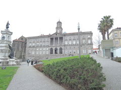 ボルサ宮
19世紀に建造されたネオ・クラシック様式の洒落な建物です。現在はポルト商工会のオフィスになっています。入場はガイドツアーのみ。手前がエンリケ航海王子公園です。
