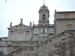 サンフランシスコ教会
ゴシック様式の教会。バロック様式の内部装飾で知られています。
ユネスコの世界遺産。入場料6ユーロ。
重厚な外観と違い内部は豪華絢爛。ターリャドウラーダ（金泥細工）が施されています。