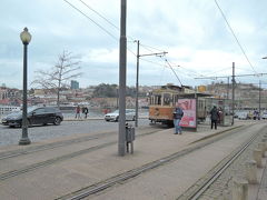 教会前にトラムが通っています。レトロでお洒落な路面電車、観光客で一杯です。
