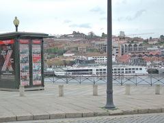 ドウロ川
教会の前がドウロ川。
向こう岸はポートワインの醸造所がある地域です。観光船が行き交います。

川沿いの道を歩いてアパートメントに帰ります。