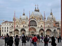 Basilica di San Marco（サン マルコ寺院）。

9世紀にエジプトから運ばれてきた聖マルコの遺体を祀るために建てられた寺院です。主祭壇の裏側にあるパラ・ドーロは必見です。