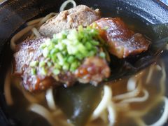 沖縄そばスタンプラリーが１０月から開催されていまして、
全店制覇を目指しています☆
この日は名護市のそば屋さんでランチ。
北部のそばって、甘めスープ・平麺・トッピングに昆布なのがデフォルトですが、こちらのはあっさりスープ、細めの麺。
美味しかったです(*'▽')