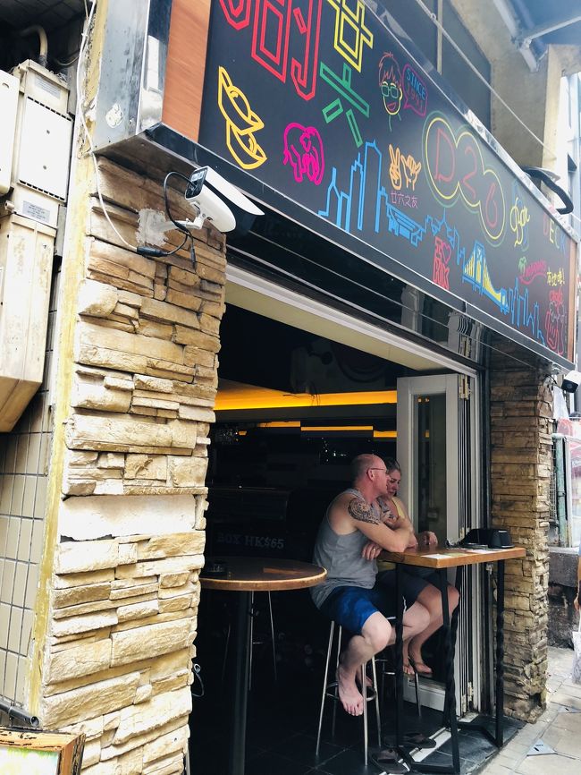 オシャレなパブやレストランが建ち並んでいます。