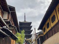 銀閣寺からバスで祇園へ

目の前には法観寺の五重塔が見えます