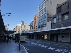 朝の四条通

都心と違い、街並みに観光街の雰囲気が感じられます。