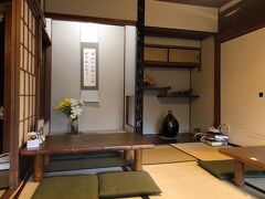 金閣寺から徒歩で龍安寺へ向かいます

道中で見つけたお店で少し休憩