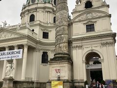 カールス教会

の前から　地上へ
カール教会（Karlskirche）は、オーストリアのウィーン市街にある、バロック建築の傑作のひとつに数えられる教会。カールスプラッツにあるウィーン国立歌劇場からリングシュトラーセ（環状道路）をはさんで、そのリングの外側にあるカール広場（Karlsplatz）の南端にある。大きなドームと、ローマのトラヤヌス帝記念柱にヒントを得たという両端に2つ巨大な円柱を持つ教会である。

1713年、神聖ローマ皇帝カール6世が、ペスト撲滅を祈願して、フィシャー・フォン・エルラッハ親子につくらせた。聖カルロ・ボッロメーオがペストを鎮めるという物語のレリーフが刻まれ、内部の楕円形ドームの天井に、ロットマイヤーによって天井画が描かれ、大理石の柱や壁画の装飾の美しさが場内を引き立てている。カール教会の前に池があるが、その中に、ヘンリー・ムーアのブロンズの抽象彫刻が設置されている。