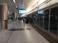 エアポートエクスプレス,案内が良く直ぐ分かりました。空港から香港島まで僅か24分、速いのは速いけど片道115香港ドルと高めです。