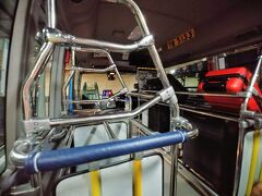 バスにもちゃんと荷物置き場があります。運転手さんが到着ホテルを知らせてくれます。ibisは真横で停車しました。アコーグループでもibis宿泊は初めてです。
