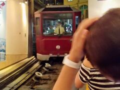 取りあえずシャワーだけ済ませてピークトラムへいきます。ピークトラム往復とスカイパスセットで90香港ドル。時間も遅いので殆ど混雑も無く1回待っただけで乗り込めました。昔初めて乗ったときはかなり興奮した覚えがありますが、今回は暫くぶりだったのに何も感じません、感性が衰えたのでしょう。