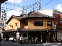 京阪東福寺駅横の素敵な建物。
ここは、地場のハンバーガー店。