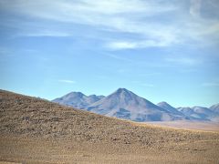 【世界最高峰の砂漠：アタカマ砂漠を徘徊する】

早朝からのタティオ間歇泉観光を終え........