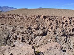 【世界最高峰の砂漠：アタカマ砂漠を徘徊する】

どんどん進んでいきます.....でも、朝からいきなり、標高４３００m越えがづ～っと続いています......。

......結構、辛いかも........。