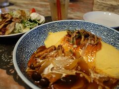 オムライスのメニューがいっぱいありすぎて迷ってしまう。。
私はキノコのオムライス、それと2人でシェアする大きなサラダとドリンクのセットを注文。