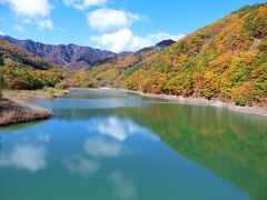 内村ダム。ダム湖は鹿鳴湖という。山の紅葉がきれいだ。天気が良くてラッキー。