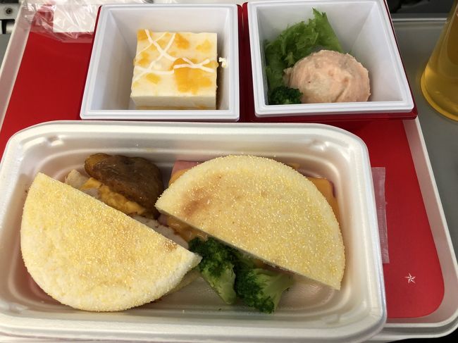 ピタパン。<br />さっき、食べすぎなくらい食べてしまったので一口だけ…<br /><br />機内では観たかったオーシャンズ８を。<br />オーシャンズは最初の11しか観てないけど、女子チームは期待どおりの華やかで考えず楽しめる映画～<br /><br />