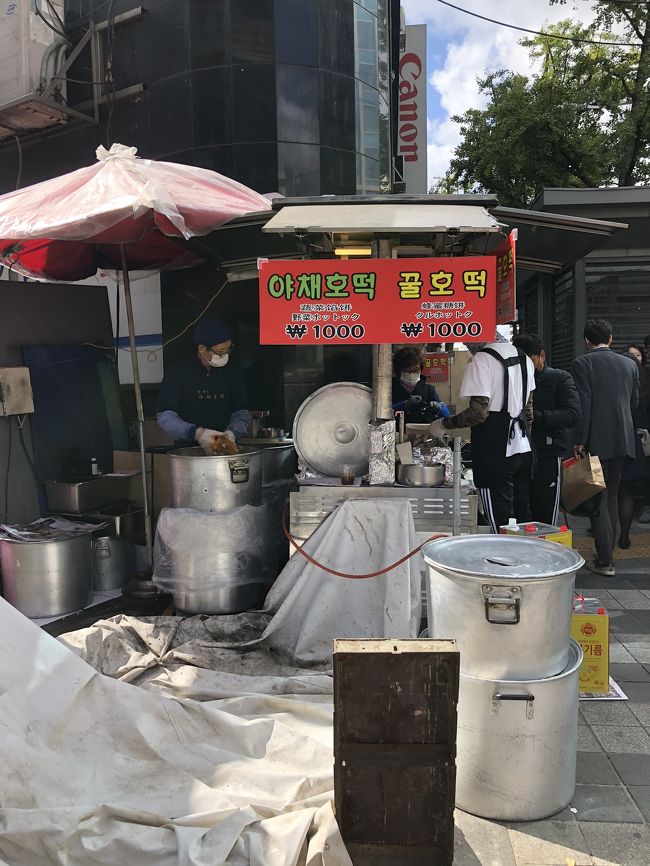 有名な店かな？<br />野菜ホットク、食べたかったけど、半端ない行列で却下。<br /><br />この先にもホットク屋あったけど、そちらもそこまでではないものの並んでいて見送り。