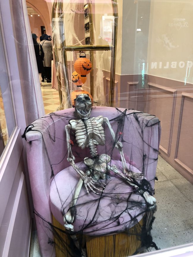 ハロウィン仕様。ちょっとこわいっす。<br /><br />若者受け？で寄ってみるも娘はまだファッションやコスメには興味ないしパスとのこと。