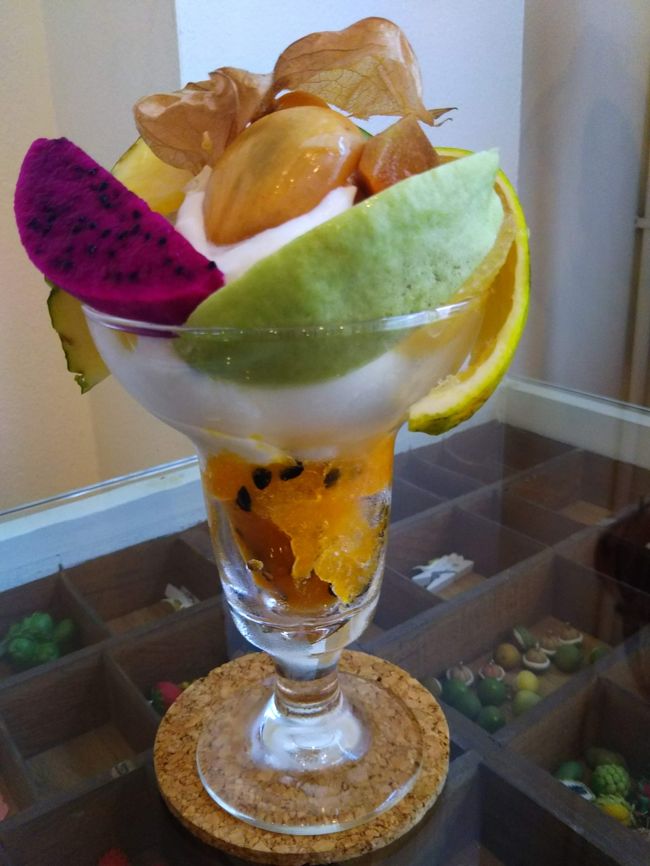 パーデン・フルーツ・パフェ195バーツ。<br />タイらしさを感じつつもやさしい味わいのパフェ。<br />ひとつひとつの果物が美味しい。