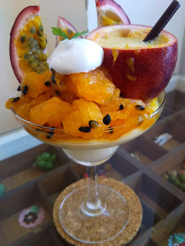 パッション・フルーツ・パフェ250バーツ。<br />これは南国ならではの味。<br />濃厚な酸味と甘みが刺激的です。