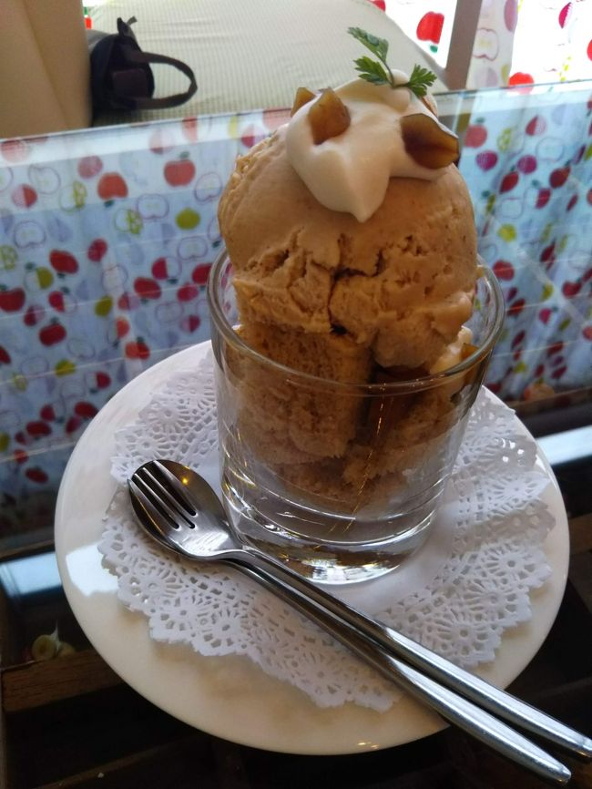 栗のシフォン・モンブラン・ミニパフェ165バーツ。<br />タイで味わう秋の味覚。<br />