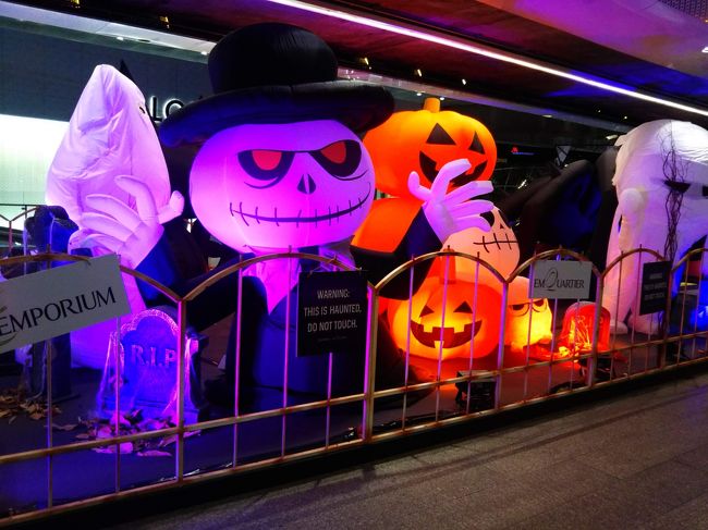 プロンポンに戻りました。<br />駅前にはハロウィーンの飾りつけがありました。