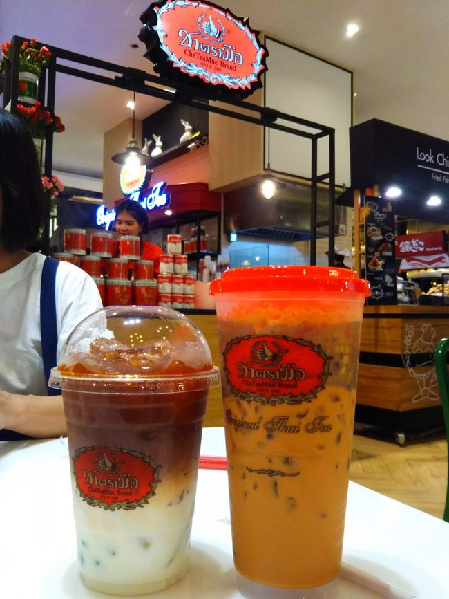 「Cha Tra Mue（チャトラムー）」で初めて飲むタイ・ティ。<br />甘いミルクティー、予想を上回る美味しさ。<br />ビギナーの私は右側のシンプルなタイ・ティ。友人はミルク多めのタピオカ入り。<br />この後、ホテルに戻り…おやすみなさい。<br />