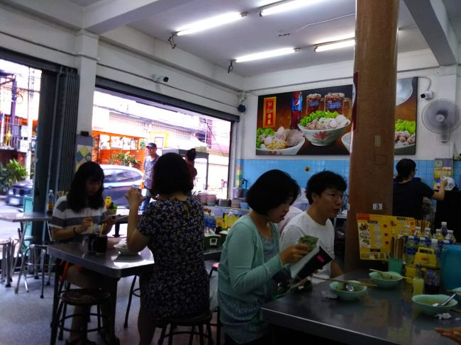 人気店で次々と客足が絶えません。