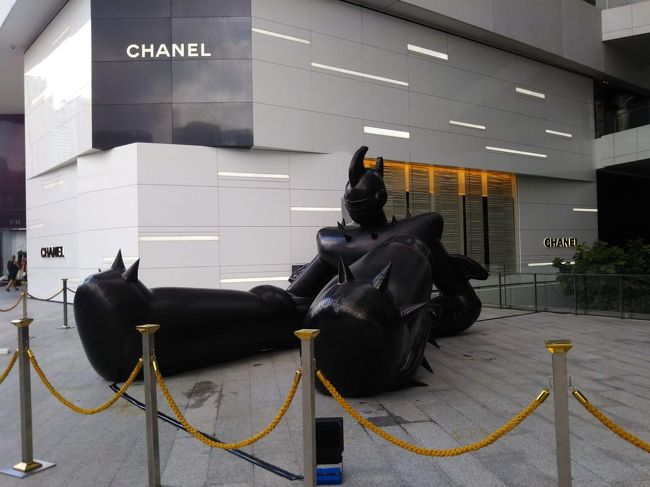 これば動くオブジェ。<br />バンコクでは広い空間に大型オブジェが多いですね。<br />