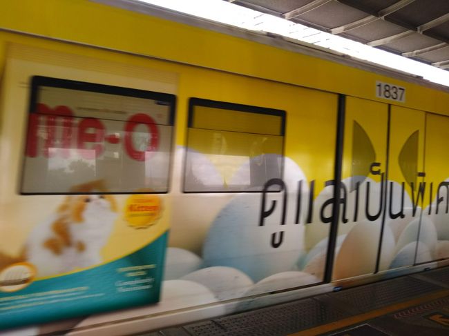 グルメマーケットで買ったものをホテルに置いてBTSで移動します。